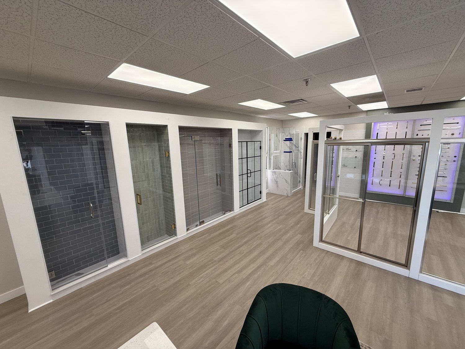 Frameless and framed shower-door displays in the showroom