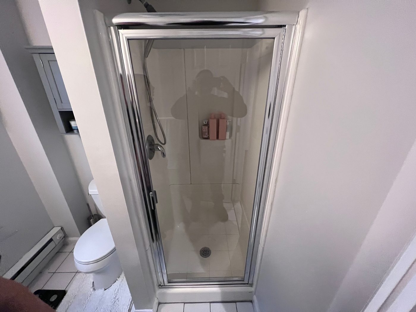 Framed neo-angle shower enclosure