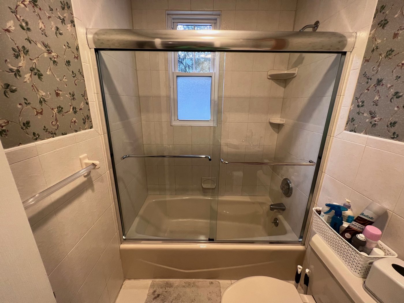 Sliding glass tub enclosure with patterned accent wall
